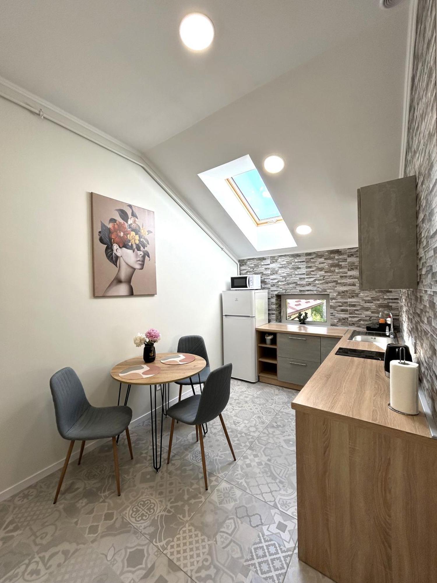 Modern Apartment, 5Mins To Rynok Square Львов Экстерьер фото