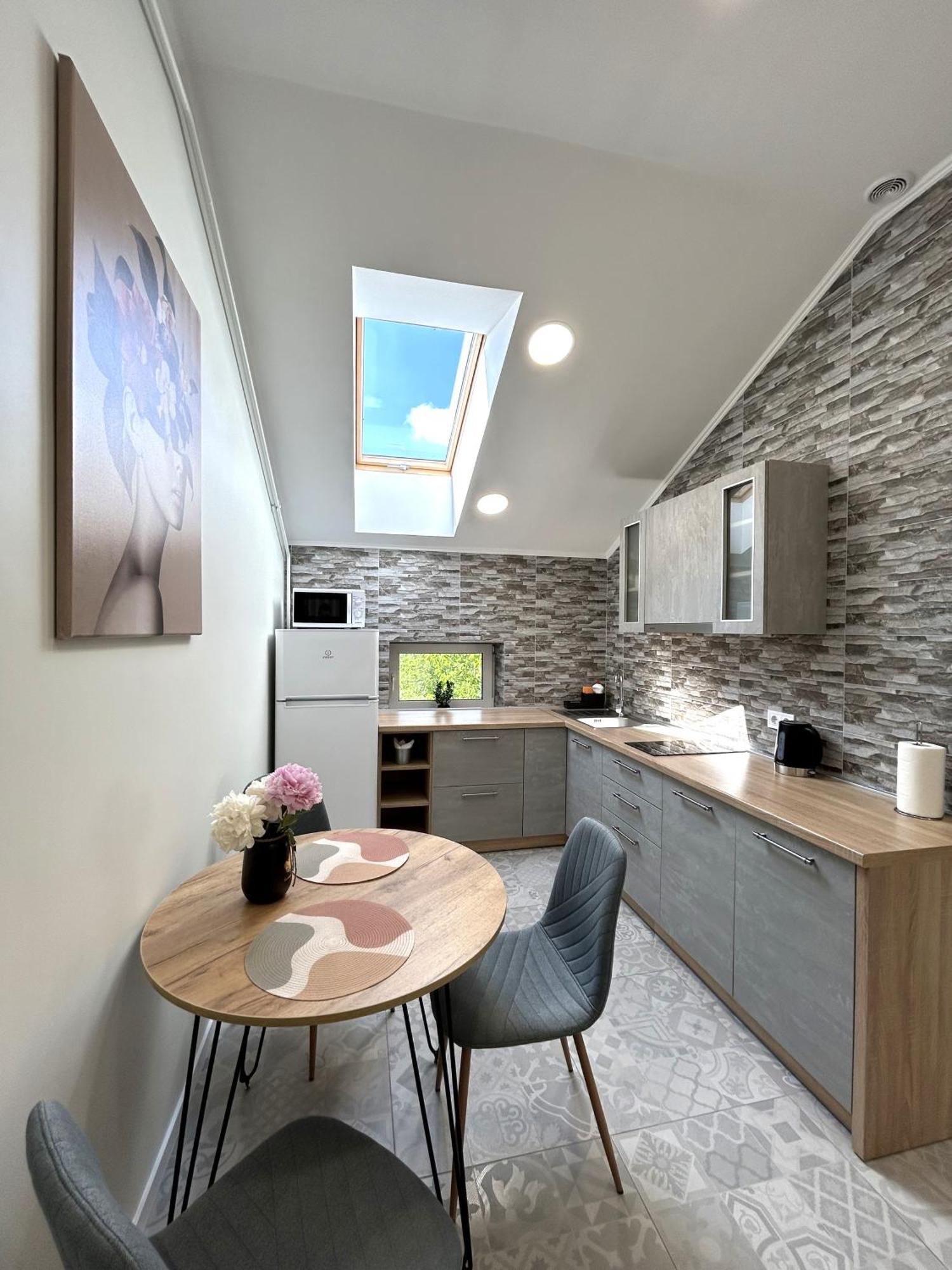Modern Apartment, 5Mins To Rynok Square Львов Экстерьер фото