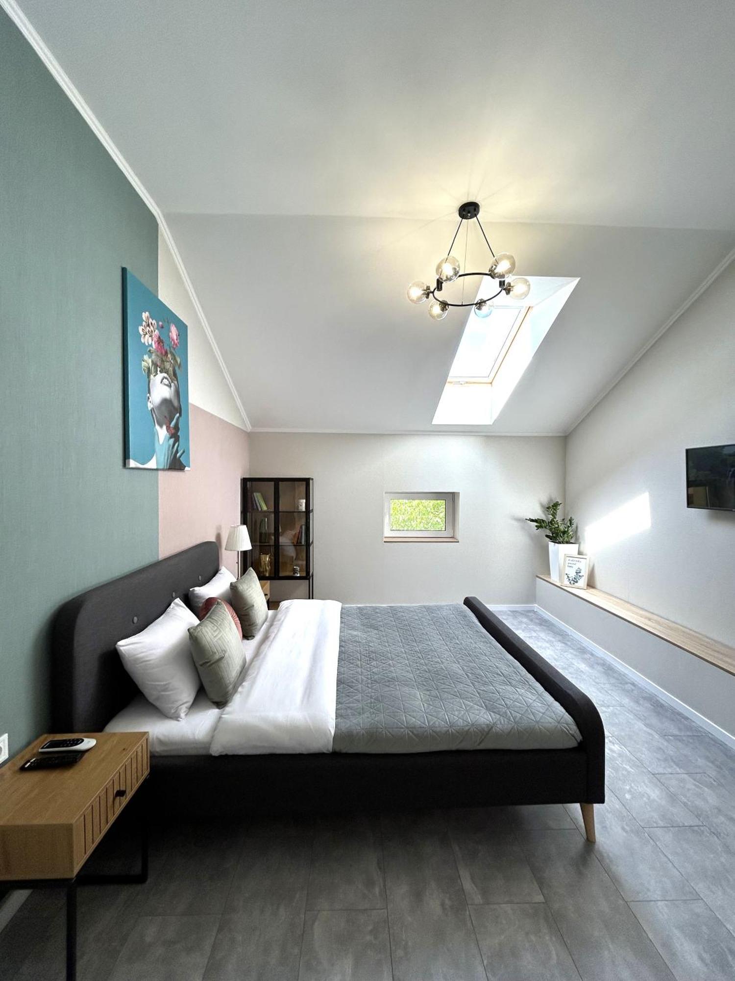 Modern Apartment, 5Mins To Rynok Square Львов Экстерьер фото