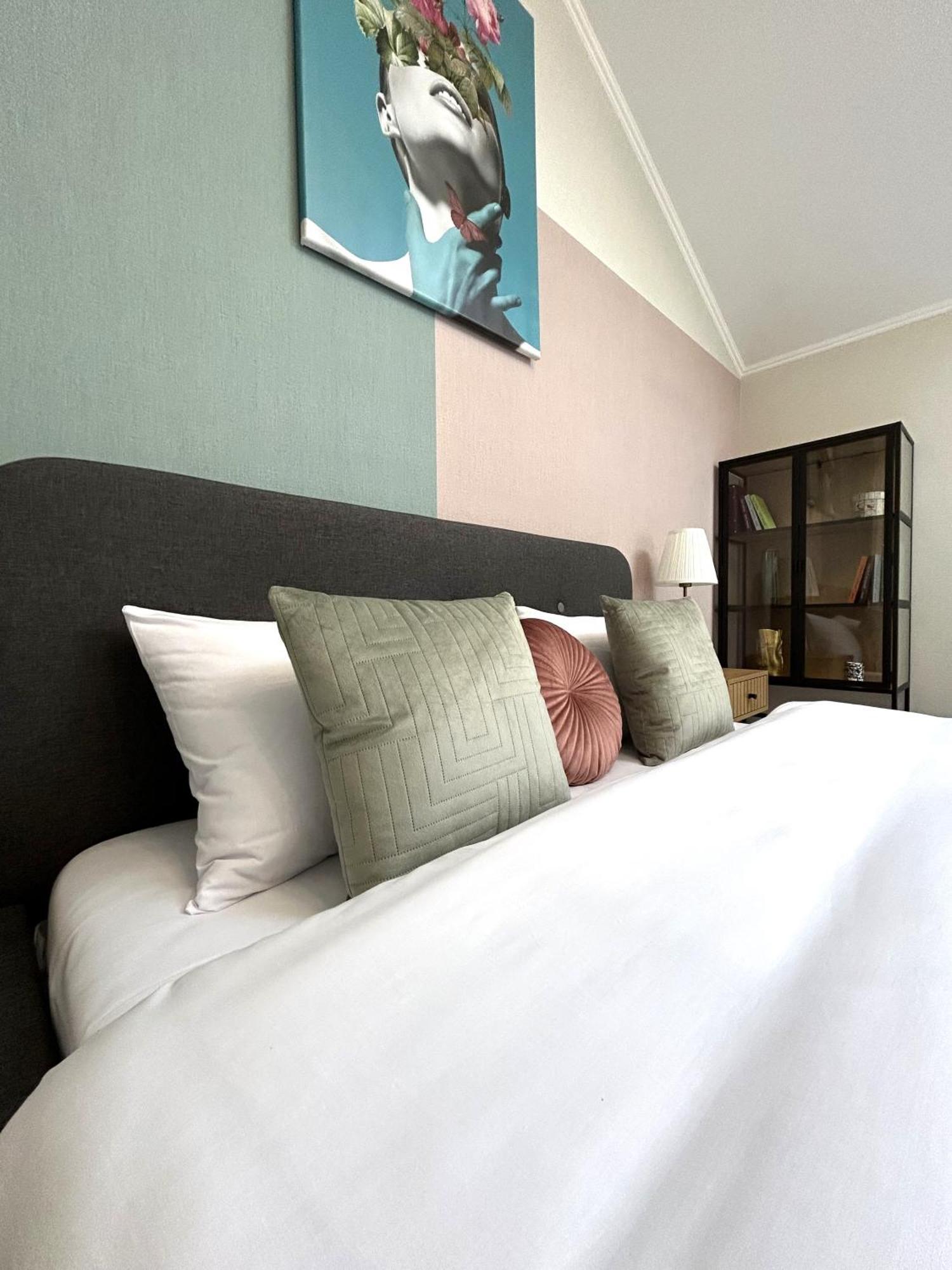 Modern Apartment, 5Mins To Rynok Square Львов Экстерьер фото