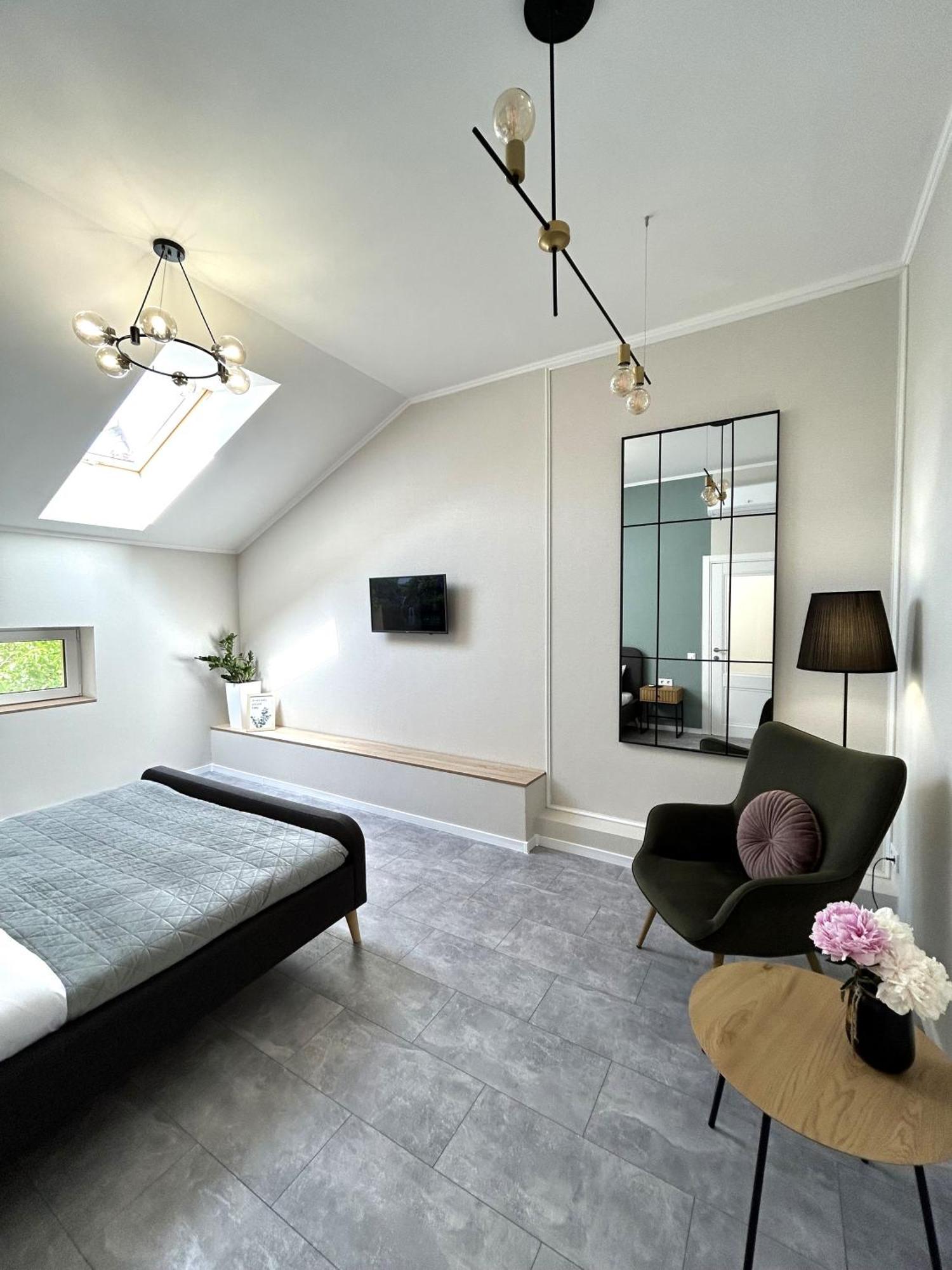 Modern Apartment, 5Mins To Rynok Square Львов Экстерьер фото